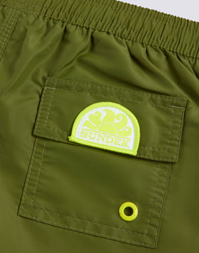 MAILLOT DE BAIN COURT EN TAFFETAS EMBLÉMATIQUE À TAILLE ÉLASTIQUE AVEC PASSEPOIL