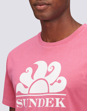 CAMISETA CON LOGOTIPO IMPRESO