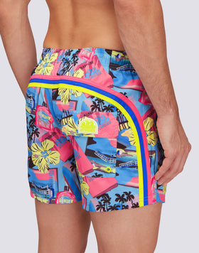 REPREVE® TRAJE DE BAÑO CORTO CON CINTURA ELÁSTICA Y GREETINGS FROM CALIFORNIA ESTAMPADO