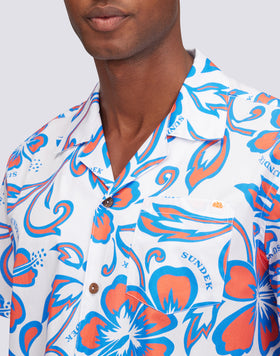 CAMISA MODELO BOWLING CON ESTAMPADO