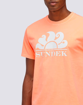 CAMISETA CON LOGOTIPO IMPRESO