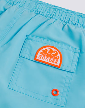 MAILLOT DE BAIN ENFANT COURT À TAILLE ÉLASTIQUE ICONIC TAFFETA AVEC PIPING