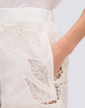 SHORT FEMME À TAILLE ÉLASTIQUE EN BRODERIE ANGLAISE