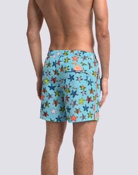 COSTUME DA BAGNO UOMO LUNGHEZZA MEDIA VITA ELASTICATA STAMPA HAPPY STAR IN POLIESTERE RICICLATO REPREVE®