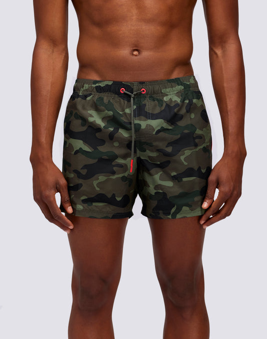 TRAJE DE BAÑO CORTO CON ESTAMPADO DE CAMUFLAJE Y CINTURA ELÁSTICA
