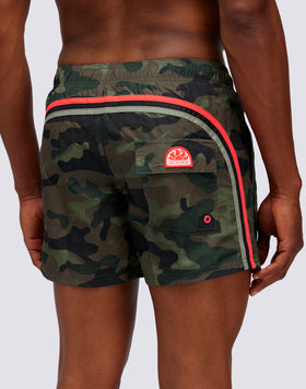 TRAJE DE BAÑO CORTO CON ESTAMPADO DE CAMUFLAJE Y CINTURA ELÁSTICA