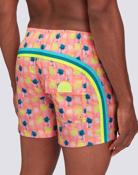 MAILLOT DE BAIN COURT À TAILLE ÉLASTIQUÉE REPREVE® AVEC IMPRESSION PALM COLLAGE