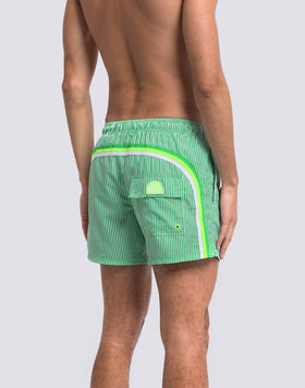 COSTUME DA BAGNO UOMO CORTO VITA ELASTICATA POLIESTERE RICICLATO REPREVE® CON STAMPA A RIGHE JUICY STRIPES CON RICAMO FRUTTA