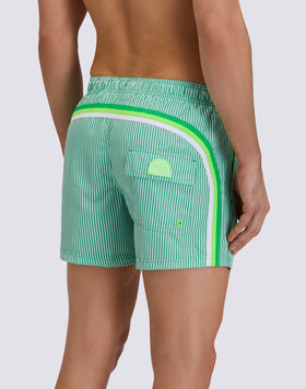 BAÑADOR CORTO DE CINTURA ELÁSTICA DE POLIÉSTER RECICLADO REPREVE® CON ESTAMPADO DE RAYAS JUICY Y BORDADO DE FRUTAS