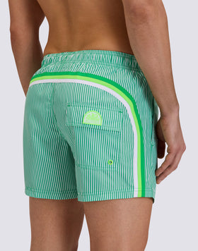 BAÑADOR CORTO DE CINTURA ELÁSTICA DE POLIÉSTER RECICLADO REPREVE® CON ESTAMPADO DE RAYAS JUICY Y BORDADO DE FRUTAS