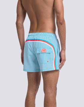 COSTUME DA BAGNO UOMO CORTO VITA ELASTICATA POLIESTERE RICICLATO REPREVE® CON STAMPA A RIGHE JUICY STRIPES CON RICAMO FRUTTA