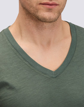 T-SHIRT TINTO CAPO CON SCOLLO A V
