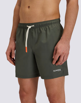 MAILLOT DE BAIN MI-LONG À TAILLE ÉLASTIQUE EN POLYESTER RECYCLÉ REPREVE® AVEC DÉTAIL TRICOLORE