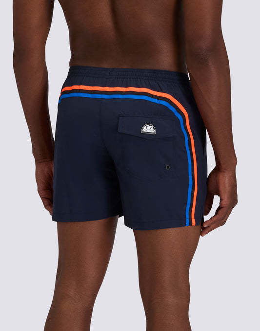 BAÑADOR CON TEJIDO ELÁSTICO, CINTURA ELÁSTICA Y BOLSILLO EXTRAÍBLE