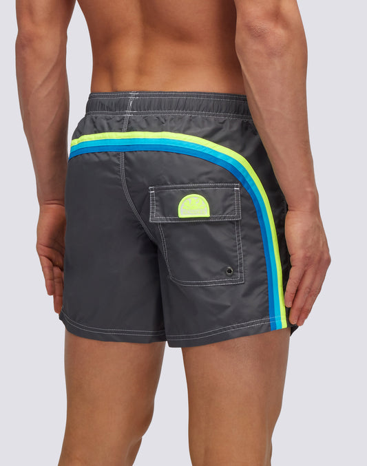 SHORT SWIM SHORTS WITH AN ELASTICATED WAISTBAND