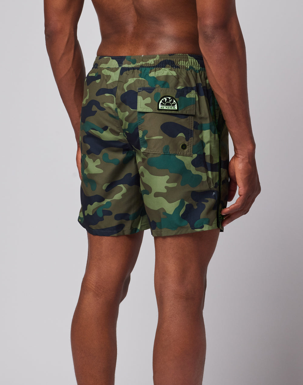 MAILLOT DE BAIN MOYEN EXTENSIBLE AVEC IMPRIMÉ CAMOUFLAGE