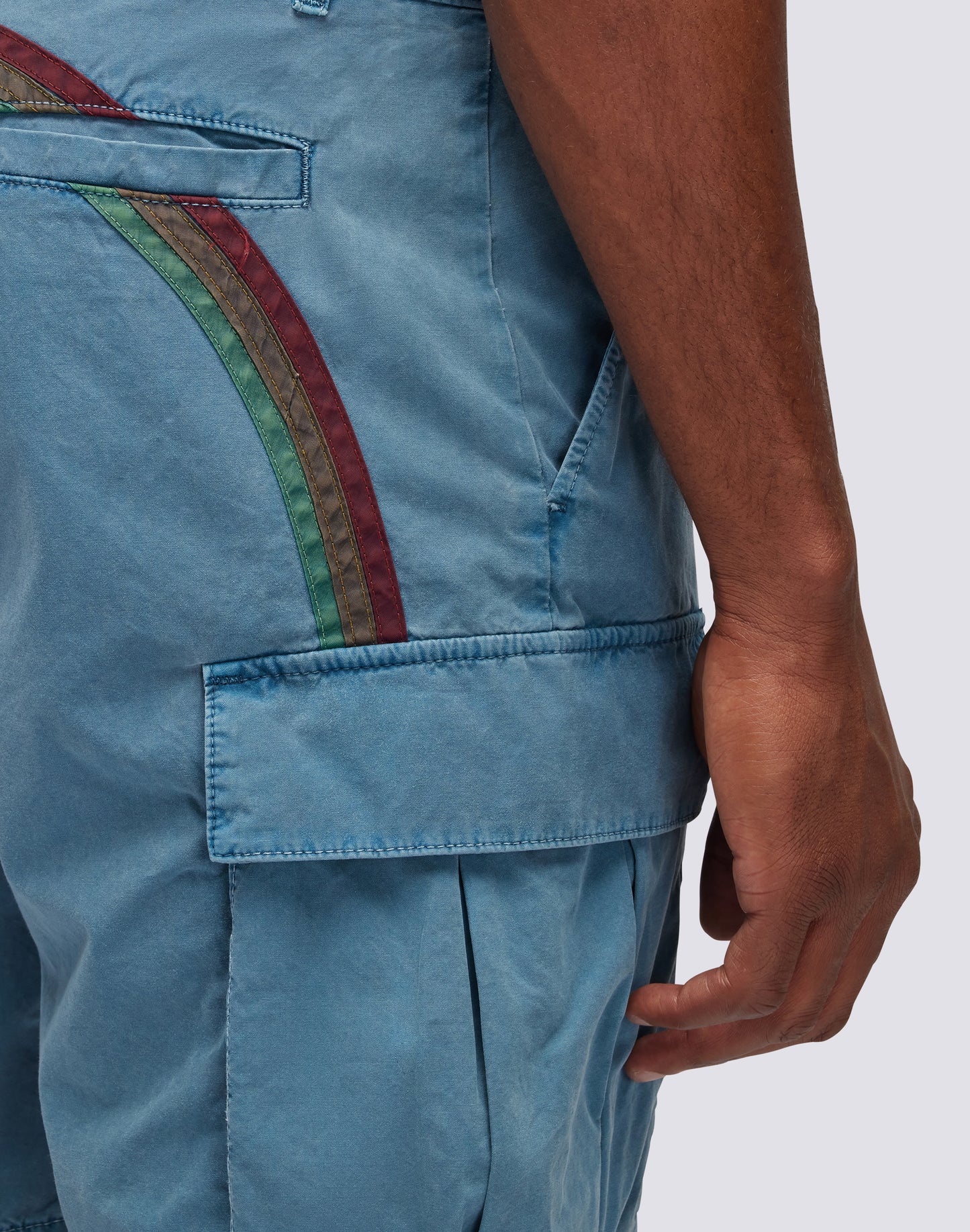 SHORTS CARGO IN TESSUTO TINTO IN CAPO CON ARCOBALENO