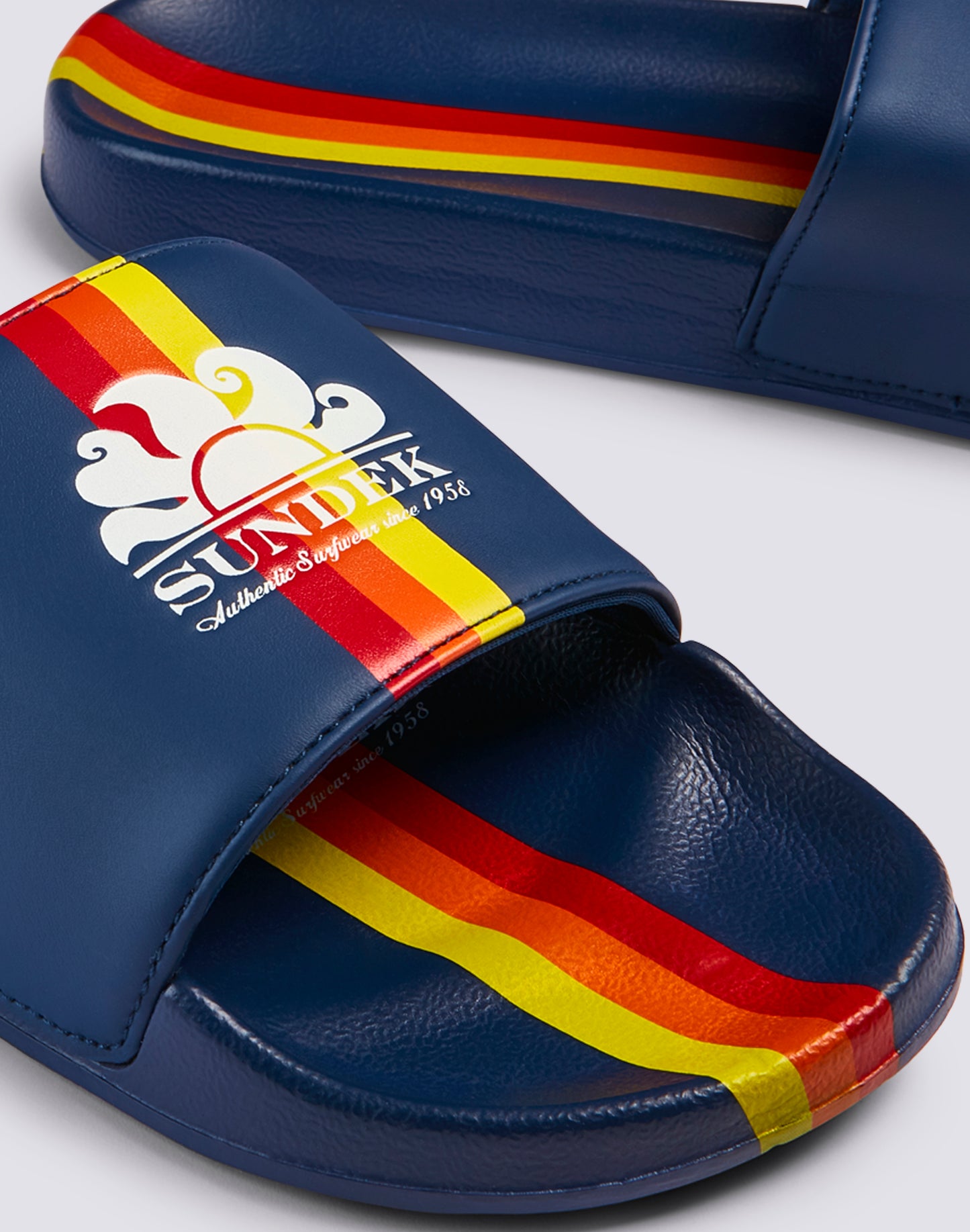 CHAUSSONS À BANDES AVEC LOGO ET DÉTAIL ARC-EN-CIEL