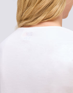 CAMISETA DE MUJER CON CUELLO ANCHO Y LAZO DELANTERO