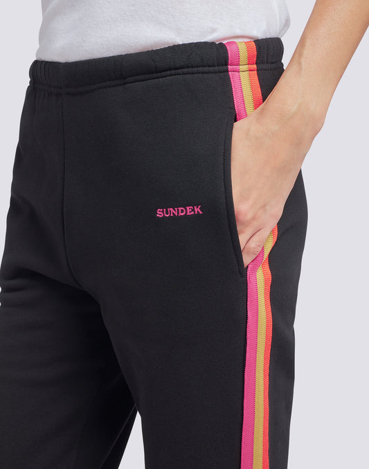 PANTALONES DE FELPA CON DETALLE ARCO IRIS