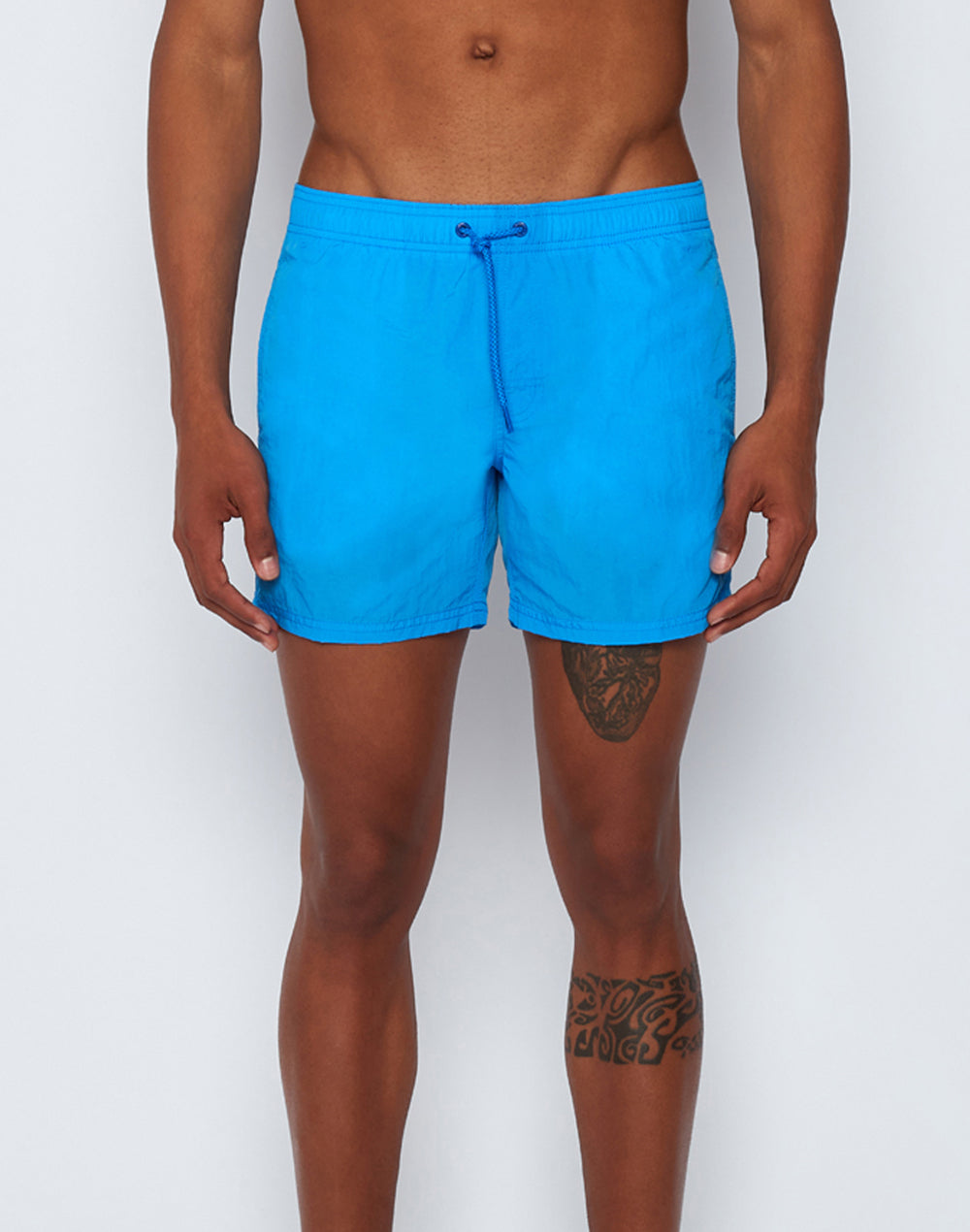 CRINKLE SHORT SWIM SHORTS WITH AN ELASTICATED WAISTBAND