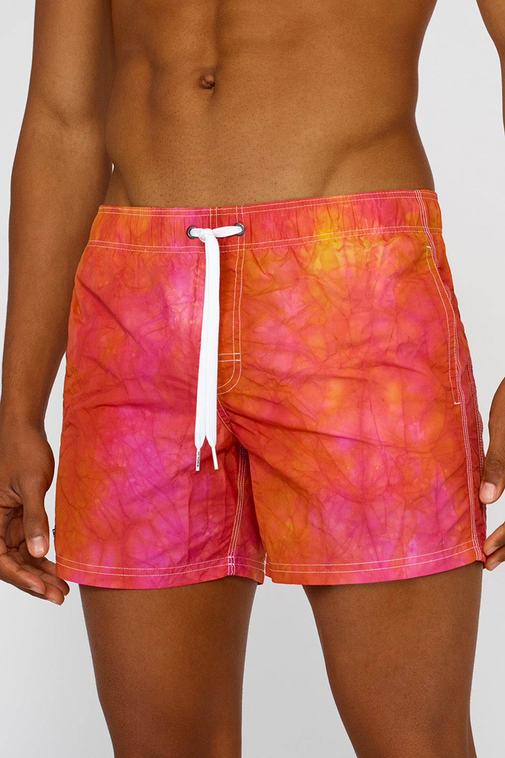 SHORT SWIM SHORTS WITH AN ELASTICATED WAISTBAND