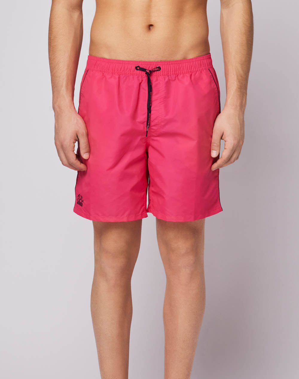 MID-LENGTH SWIM SHORTS WITH AN ELASTICATED WAISTBAND