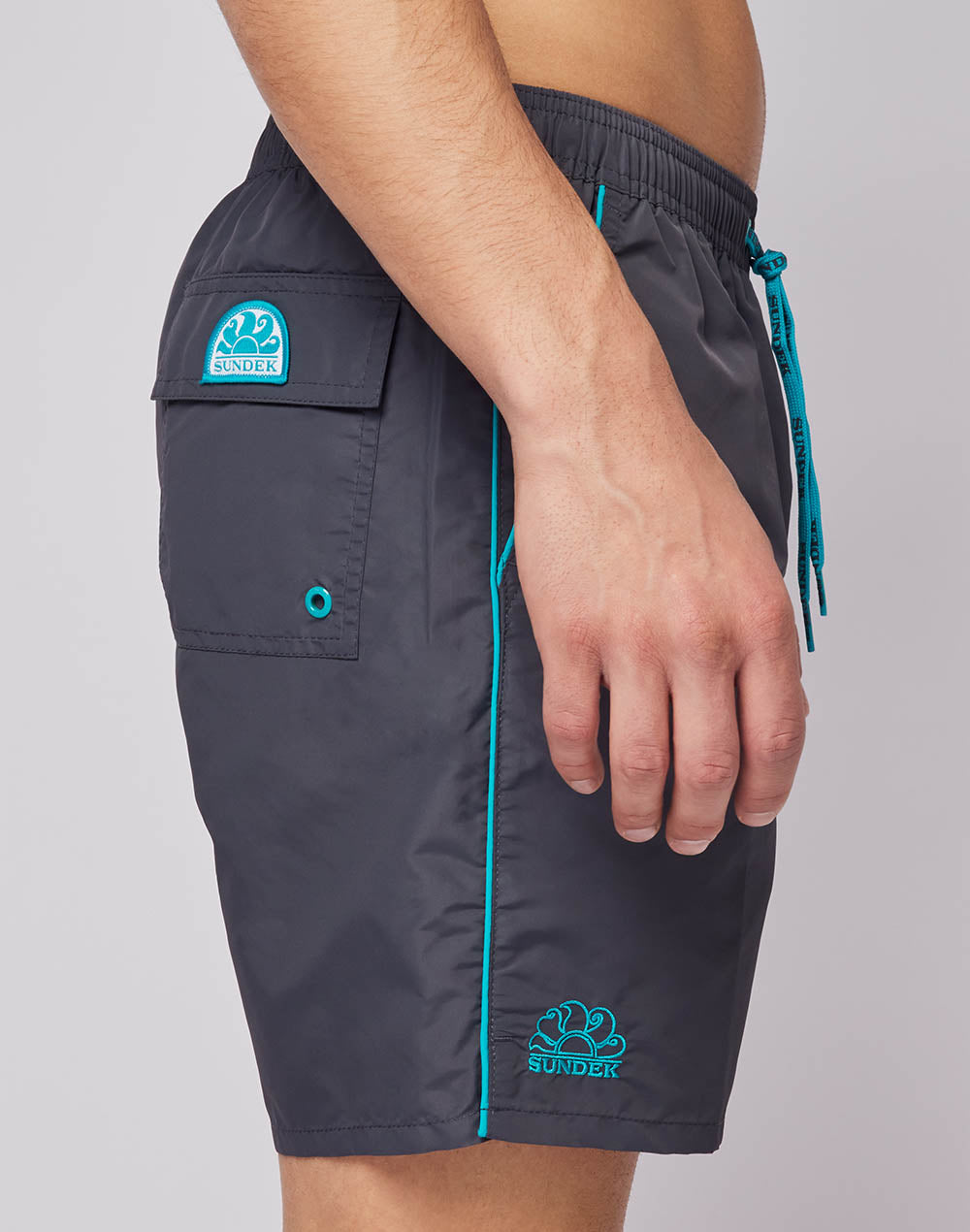 MID-LENGTH SWIM SHORTS WITH AN ELASTICATED WAISTBAND