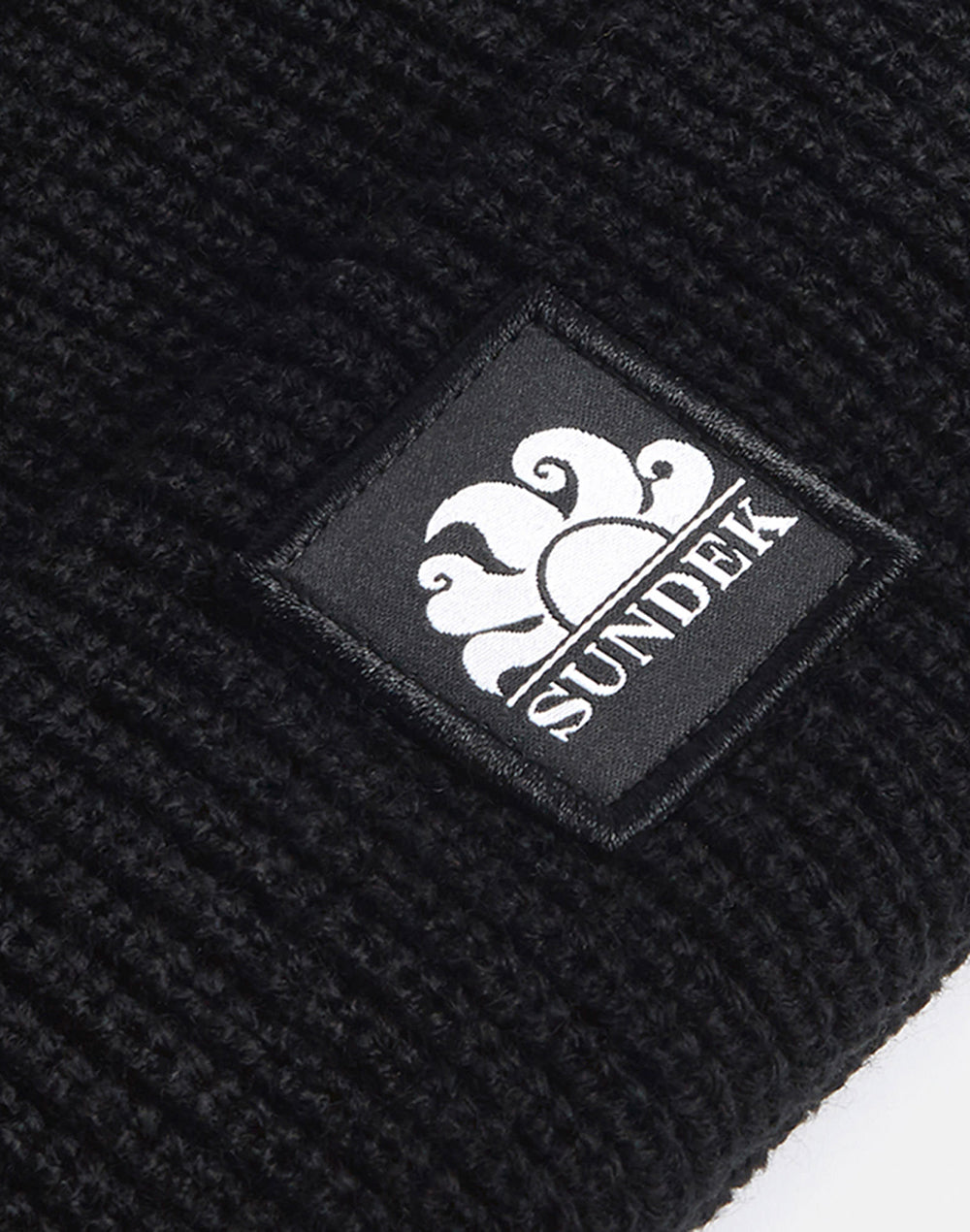 BONNET EN TRICOT CÔTELÉ AVEC LOGO